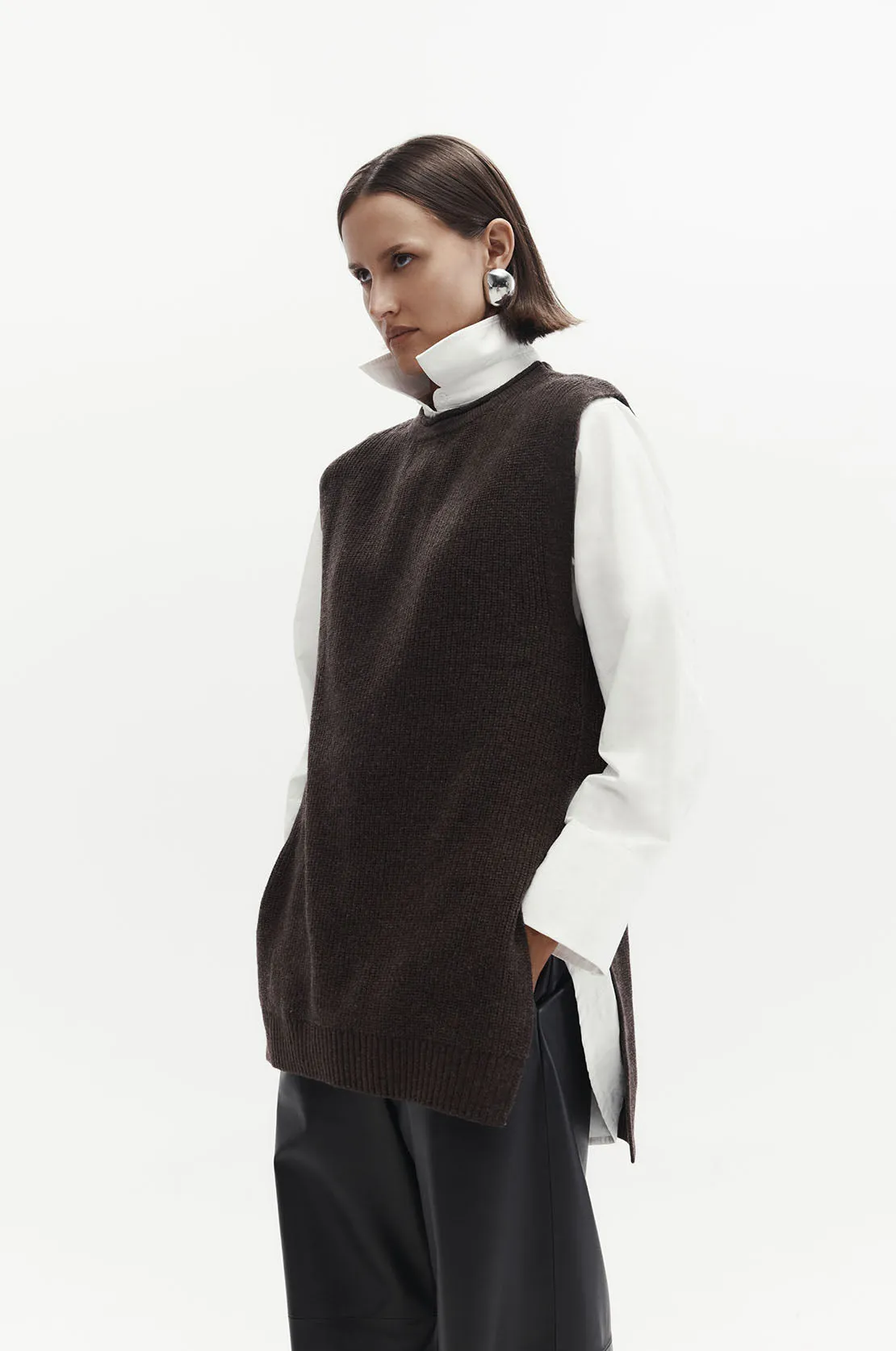 tabard crew vest / chocolate marle