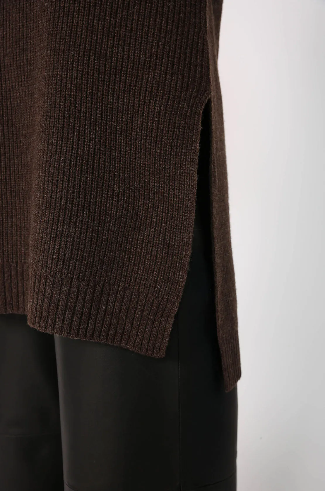 tabard crew vest / chocolate marle